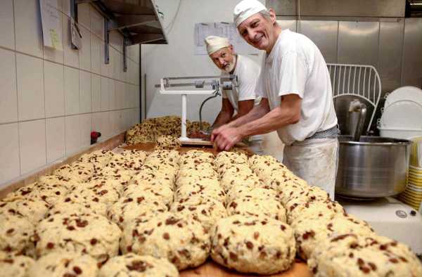 Grünwehrbeck Ralf Groß beim Stollenbacken Grünwehrbeck